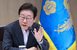 李 “가짜 뉴스 유튜버에 징벌적 손해배상 도입…망하게 해..