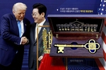 트럼프, 李대통령에 ‘신라금관’ 답례로 ‘황금열쇠’ 선물