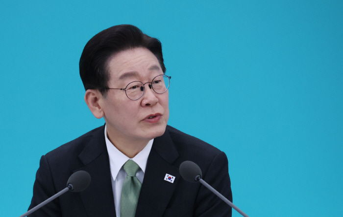 李대통령 “허위주장 그대로 옮기는 언론, 흉기보다 무서워..