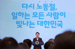 李 “노동자 희생 강요 안돼…AI 대전환, 일 하는 국민..