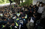 잠실개표소서 경찰 폭행한 60대 구속