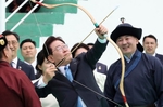 몽골 축제서 활 당긴 李 부부…현장선 깜짝 태극기 퍼레이..