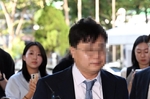 [포토]공판에 출석하는 강세찬 교수, 취재진 질문에 침묵