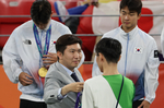 ‘황당한 AG 운영’ 남자 축구 금메달 시상식 태극기 게..