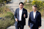 광주 군공항 찾은 최태원 “호남 반도체 클러스터 속도감..